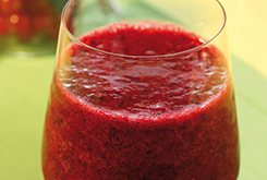 Lire la suite à propos de l’article Smoothie de fruits rouges à la menthe et thym citron