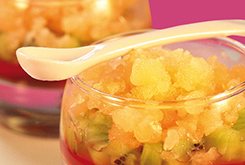 Lire la suite à propos de l’article Verrine marbré kiwi, granité melon et gelly de fraise au basilic