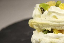 Lire la suite à propos de l’article Mini-pavlovas aux fruits dhiver