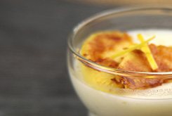 Lire la suite à propos de l’article Panacotta vanillée aux pommes caramélisées