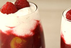 Lire la suite à propos de l’article Trifle d’été aux framboises et aux pêches