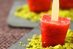 Lire la suite à propos de l’article Sucette de sorbet aux fraises et framboises, éclats de pistache