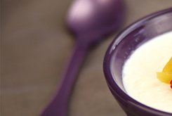 Lire la suite à propos de l’article Pannacotta à la vanille, pesto à la coriandre et fruits de saison