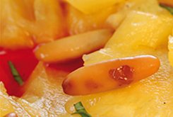 Lire la suite à propos de l’article Carpaccio d’ananas, marinade coriandre et pignons de pin