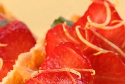 Lire la suite à propos de l’article Gaufres citronnées, fraises au jus de basilic